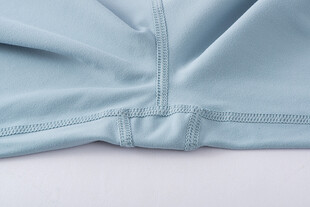 浅蓝色衣物细节特写