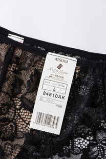 黑色蕾丝内裤标签特写