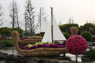 水上装饰船 花卉与帆船景观