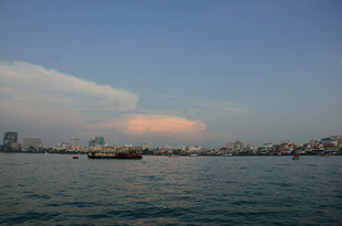 海上城市天际线景观