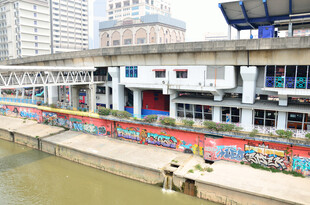 河畔多彩涂鸦建筑景观