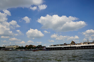 河畔蓝天建筑风景图