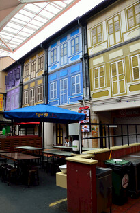 多彩建筑下的热闹市场