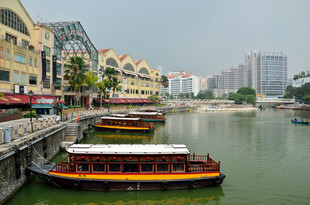 河畔彩色船只与城市景观