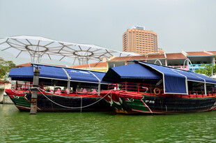 河畔停泊的特色蓝篷船只