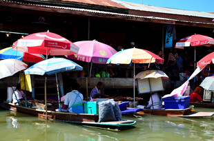 马来西亚水上集市多彩遮阳伞场景