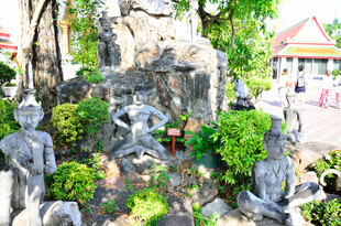 马来西亚园林中的古朴石雕景观