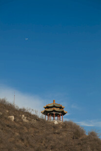 山顶古亭映蓝天