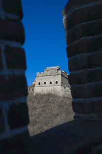 透过砖墙看巍峨长城