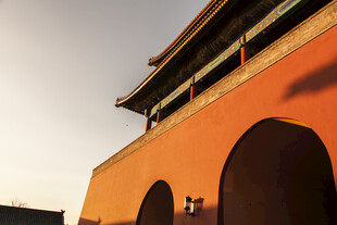 夕阳下的古建筑城门