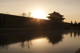 夕阳下的古老城楼倒影