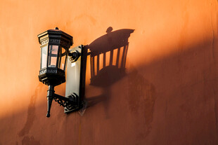 复古壁灯投射独特光影