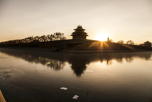 夕阳下的水边古建筑倒影