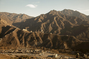 壮丽山景下的村落