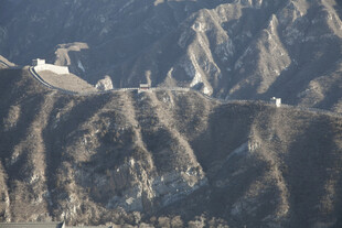 俯瞰雄伟蜿蜒的古老长城