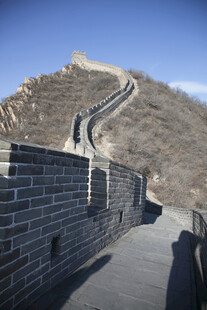 雄伟长城蜿蜒于山峦之上