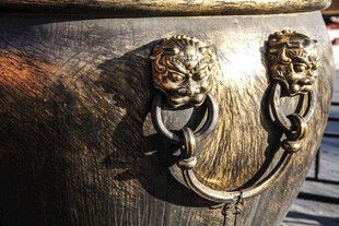 古铜狮首衔环大缸