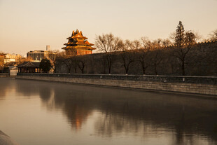 夕阳下的故宫角楼与护城河