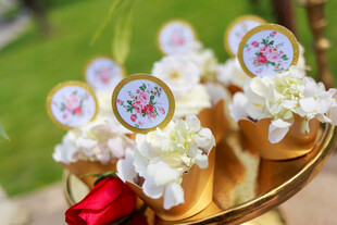 精致花卉装饰小蛋糕摆件