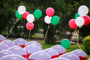 户外多彩气球装饰的座椅