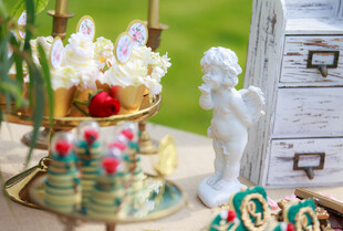 精致甜品与摆件的优雅组合