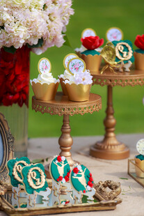 节日主题精美甜点摆盘