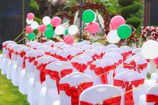 户外浪漫婚礼座椅布置