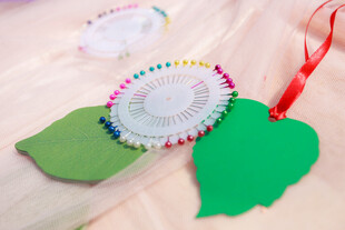 手工彩色心形与绿叶装饰