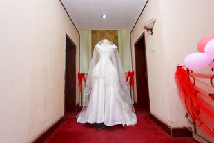 走廊中的梦幻白色婚纱