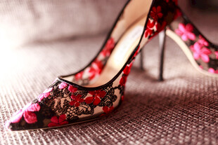花卉刺绣高跟鞋特写