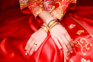 中式新娘手饰特写