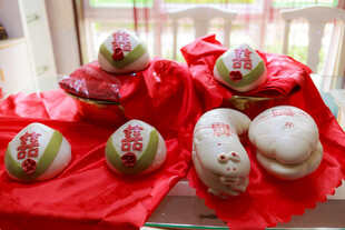 传统花馍摆放在红布上