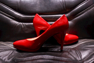 红色高跟美鞋优雅呈现