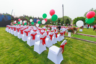 户外草坪婚礼布置场景