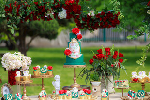 户外精致甜品花卉布置场景