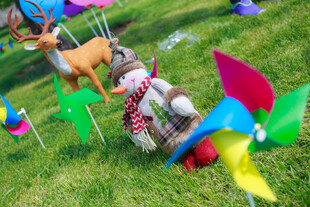 草地上的多彩风车与玩偶