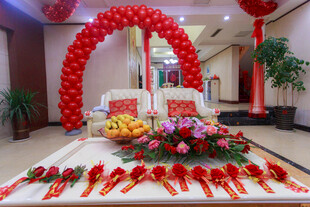 喜庆气球装饰的浪漫场景