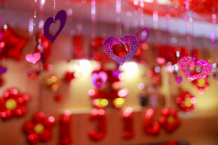 浪漫心形装饰营造甜蜜氛围