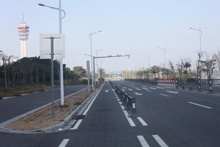 湛江宽阔城市道路与路灯景观