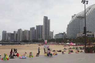 湛江海滨城市沙滩休闲景象