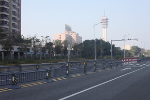 湛江城市道路及远处建筑景观