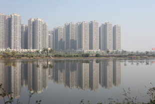 湛江湖畔高楼倒影景观