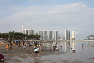 湛江海滨热闹的休闲游玩场景
