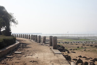 湛江河边石墩小路景观