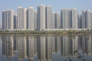 湛江湖畔高楼林立的城市景观