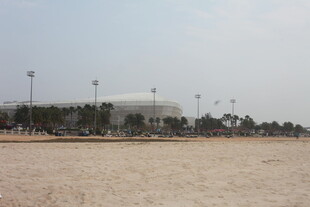 湛江空旷场地旁的建筑设施