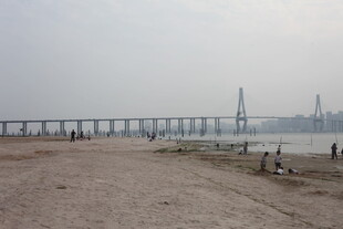 湛江江边大桥下的休闲场景