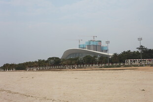 湛江海滨沙滩旁的现代建筑