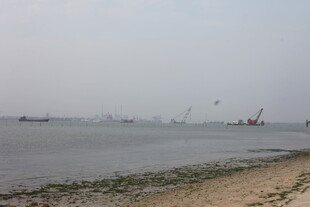 湛江海边景致 远处船只与沙滩