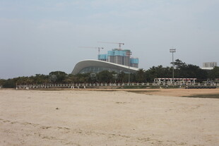 湛江海边沙滩上的建筑景观